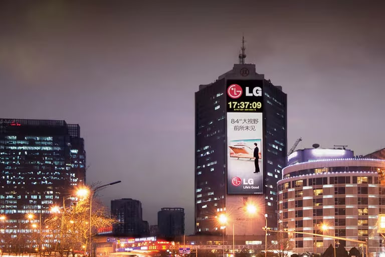 LG Electronics'in Pekin'deki reklam?n?n yer ald??? reklam panosunun gece g?rünümü