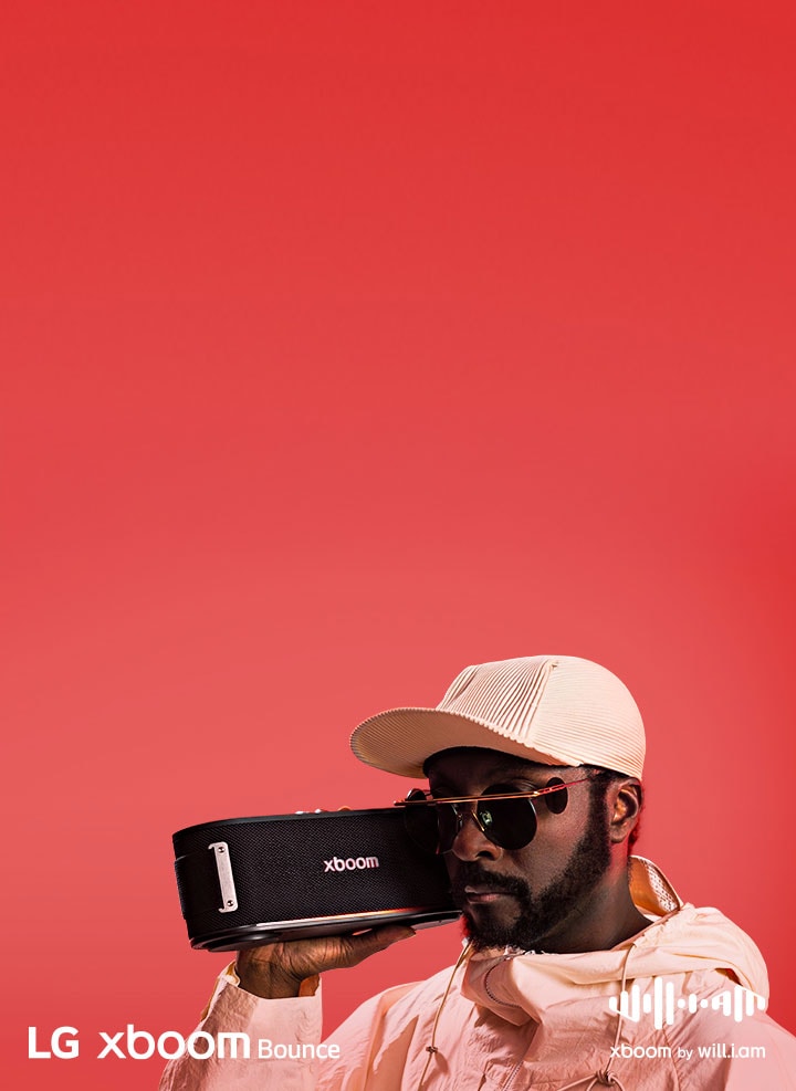 Beyaz bir k?yafet giyen ve güne? g?zlü?ü takan will.i.am yüzünün hemen yan?nda xboom Bounce tutuyor.