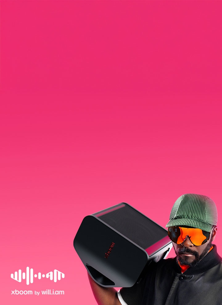 Siyah k?yafetli ve güne? g?zlüklü will.i.am omzunda xboom Stage 301’? tutuyor.