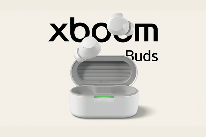 xboom buds kutusu, üzerinde süzülen iki kulakl?kla tamamen a??k ?ekilde g?rüntüleniyor.