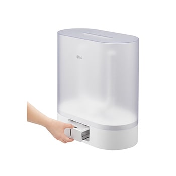 手從 LG Dehumidifier 乾燥箱底部取出水箱的圖片