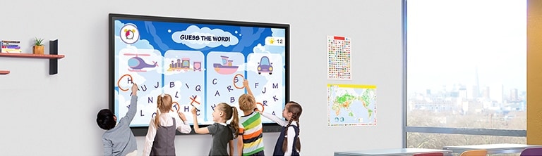 在教室中，數名學生同時在?LG CreateBoard 螢幕上書寫。