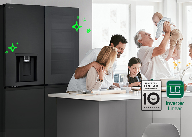 Les membres de la famille sont réunis devant le réfrigérateur.