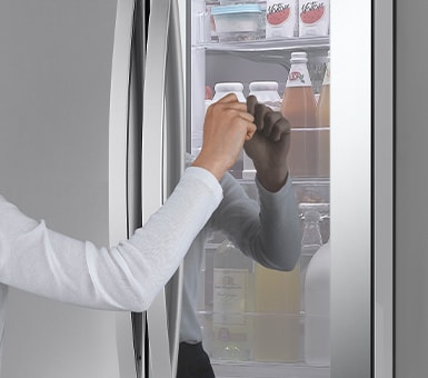 Knock on the door screen of the refrigerator