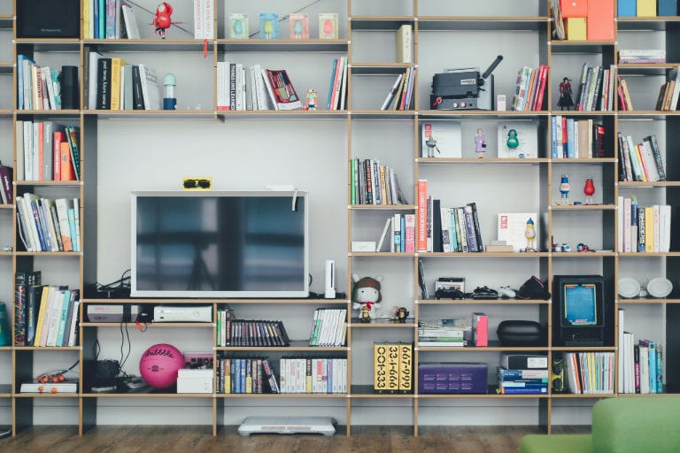 Select furniture with storage capabilities to furnish a small living room efficiently, optimising space and organisation.