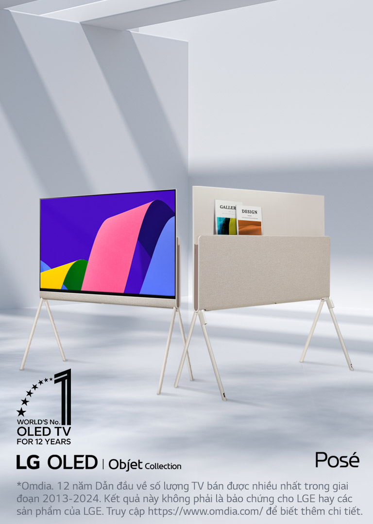 Hai LG OLED Posé TV trong kh?ng gian trang nh?, t?i gi?n. M?t chi?c TV bày m?t tr??c ra, trên màn hình hi?n th? tác ph?m ngh? thu?t. Chi?c TV còn l?i ph? bày m?t sau có gi?i pháp l?u tr? ???c thi?t k? t? m?. Phía sau có th? th?y vài cu?n t?p chí. Bi?u t??ng OLED TV s? 1 th? gi?i trong 12 n?m n?m ? góc. Logo s?n ph?m LG OLED Objet Collection Posé c?ng ???c hi?n th?.