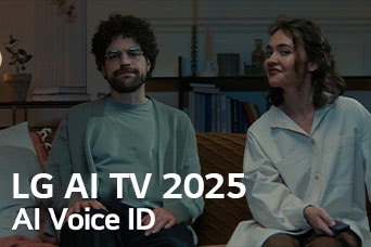 Tiêu ?? hi?n th? là LG AI TV 2025, Al Voice ID. M?t ng??i ?àn ?ng và ph? n? ?ang c?m ?i?u khi?n t? xa TV ?ang ng?i trên gh? dài.