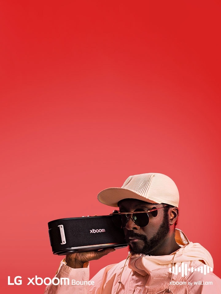 will.i.am trong trang ph?c tr?ng và ?eo kính ram ?ang c?m xboom Bounce sát bên m?t