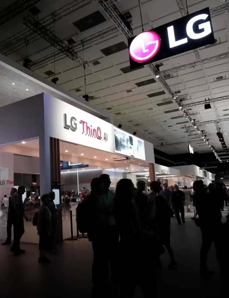 Có nhi?u ng??i t?i gian hàng LG Electronics.