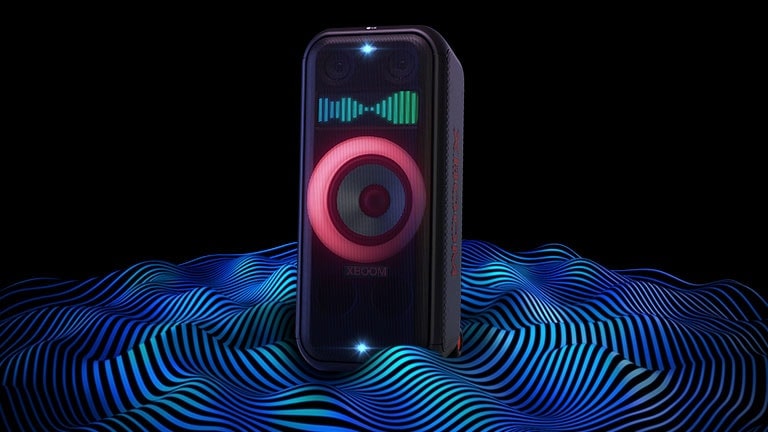 LG XBOOM XL7S ???c ??t trên kh?ng gian v? t?n. ?èn loa tr?m màu ?? và ?èn nh?p nháy ??i ?ang sáng. Phía trên loa hi?n th? b? can b?ng am thanh. Sóng am thanh phát ra t? bên d??i loa ?? nh?n m?nh vào am tr?m sau c?a loa.