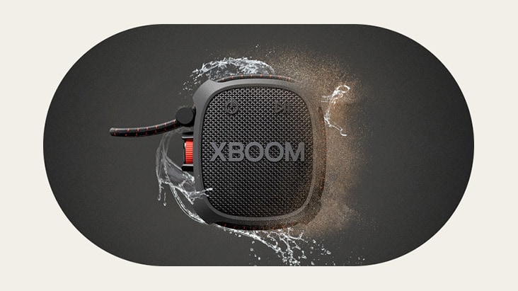 LG XBOOM Go XG2 ???c ??t trong kh?ng gian v? t?n. M?t chi?c minh h?a kh? n?ng Ch?ng n??c, chi?c còn l?i minh hóa kh? n?ng ch?ng b?i c?a s?n ph?m.