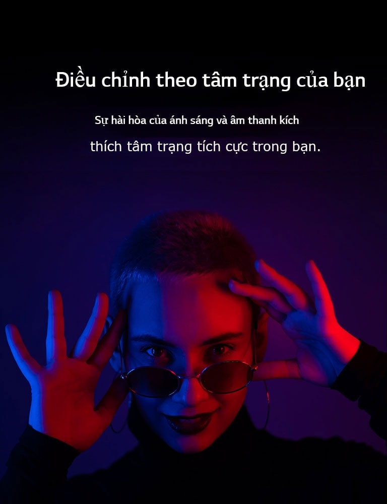 Ph? n? t?o dáng trong ánh sáng ?èn r?c r?.