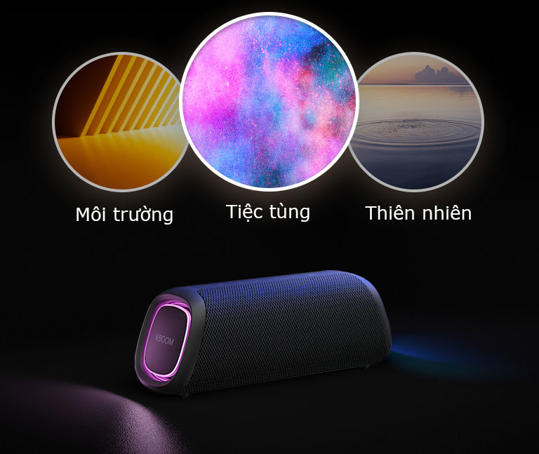 LG XBOOM Go XG7 v?i ?èn màu tím ??t trên sàn nhà. Phía trên loa hi?n th? ba ch? ?? ánh sáng; m?i tr??ng, thiên nhiên, và ti?c tùng.