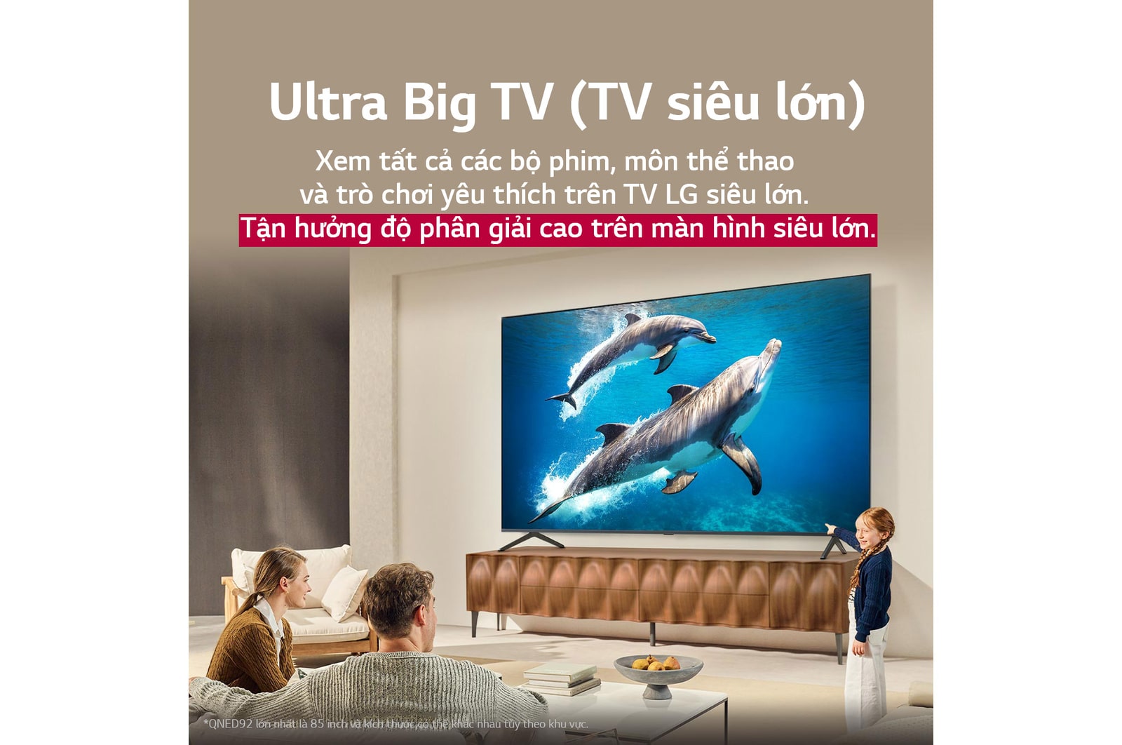 C? gia ?ình ng?i trên chi?c gh? dài ??i di?n LG QNED TV n?m phía trên k? TV, m?t c? bé ch? vào màn hình ?ang chi?u c?nh hai chú cá heo. Tiêu ?? nói v? cách b?n tr?i nghi?m ?? phan gi?i cao trên màn hình l?n.