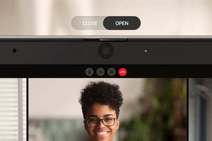 Video hi?n th? tính n?ng b?o m?t webcam c?a máy tính xách tay. Webcam “m?” ?ang ho?t ??ng, có b?t ?èn, cho bi?t ?ang ???c s? d?ng trong khi g?i video có ba ng??i tham gia. B?n có th? tr??t màn tr?p ?? ?óng webcam t?c thì và màn hình s? t?t ngay t?c kh?c.