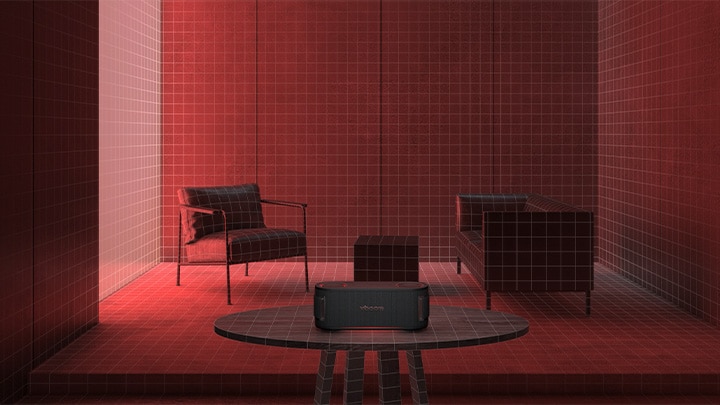 Trong c?n phòng ánh sáng ??, m?t chi?c sofa ?en, m?t chi?c ottoman và m?t chi?c gh? armchair ?en ???c ??t phía sau. Phía tr??c, xboom Bounce ??t trên chi?c bàn tròn màu ?en.