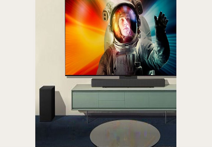 Uma TV e soundbar da LG decoram uma sala de estar. A tela exibe um astronauta em uma cena vibrante com tema espacial, destacando a experiência de visualiza??o cinematográfica.