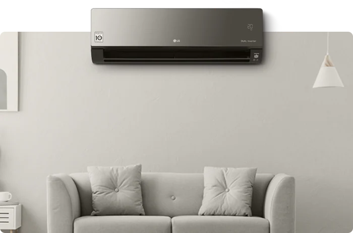 Sala moderna com sofá cinza claro, ar-condicionado LG preto na parede acima e luminária pendente à direita.