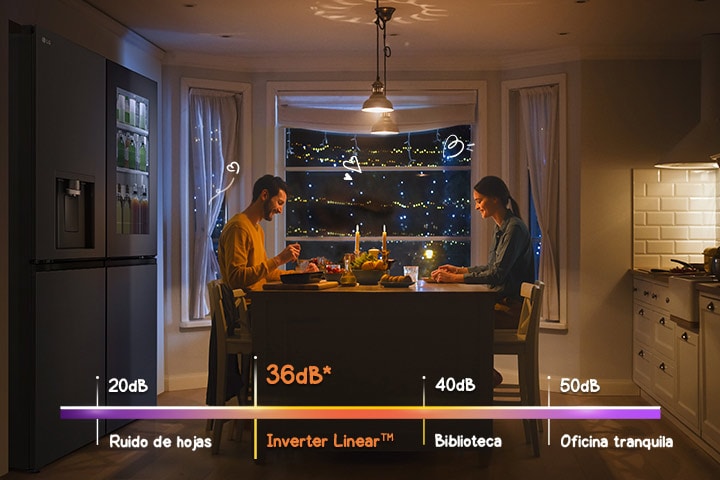 Una pareja que disfruta de una comida frente a un refrigerador silencioso.