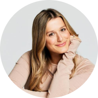 Victoria Browne stützt ihr Kinn sanft l?chelnd auf ihre Hand.