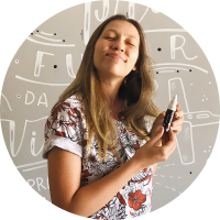 Karol Stefanni l?chelt und h?lt einen wei?en Stift.