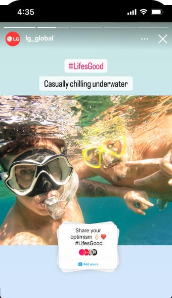 Zwei Menschen mit Schnorchelausrüstung unter Wasser, die entspannt chillen.