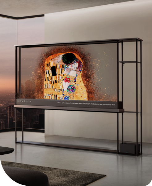 Un LG OLED T illumine le paysage enneigé, divisant le salon comme une cloison sans gacher la vue sur l'océan à l'extérieur.