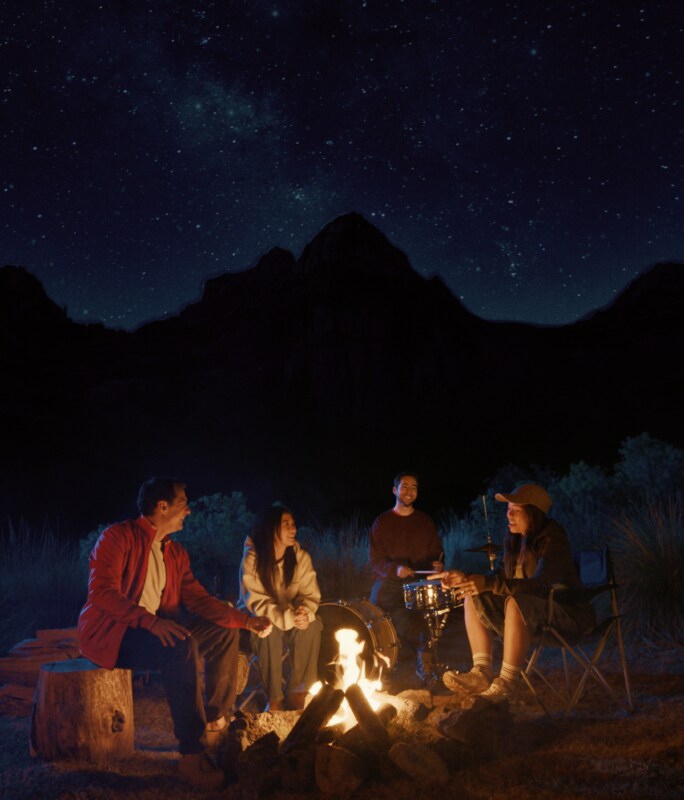 Des personnes souriantes qui s’amusent au camping, grace au pouvoir de l’optimisme.