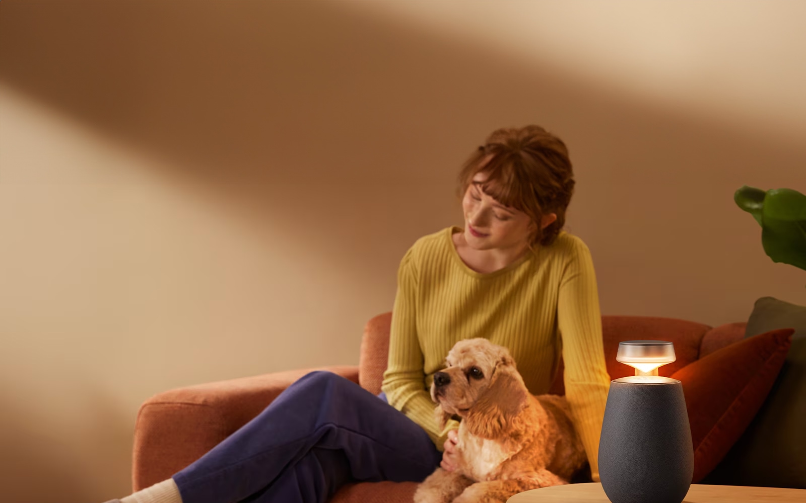 Frau und Hund genie?en den Klang der tragbaren, drahtlosen Bluetooth-Lautsprecher LG XBOOM 360 mit Surround-Sound-System