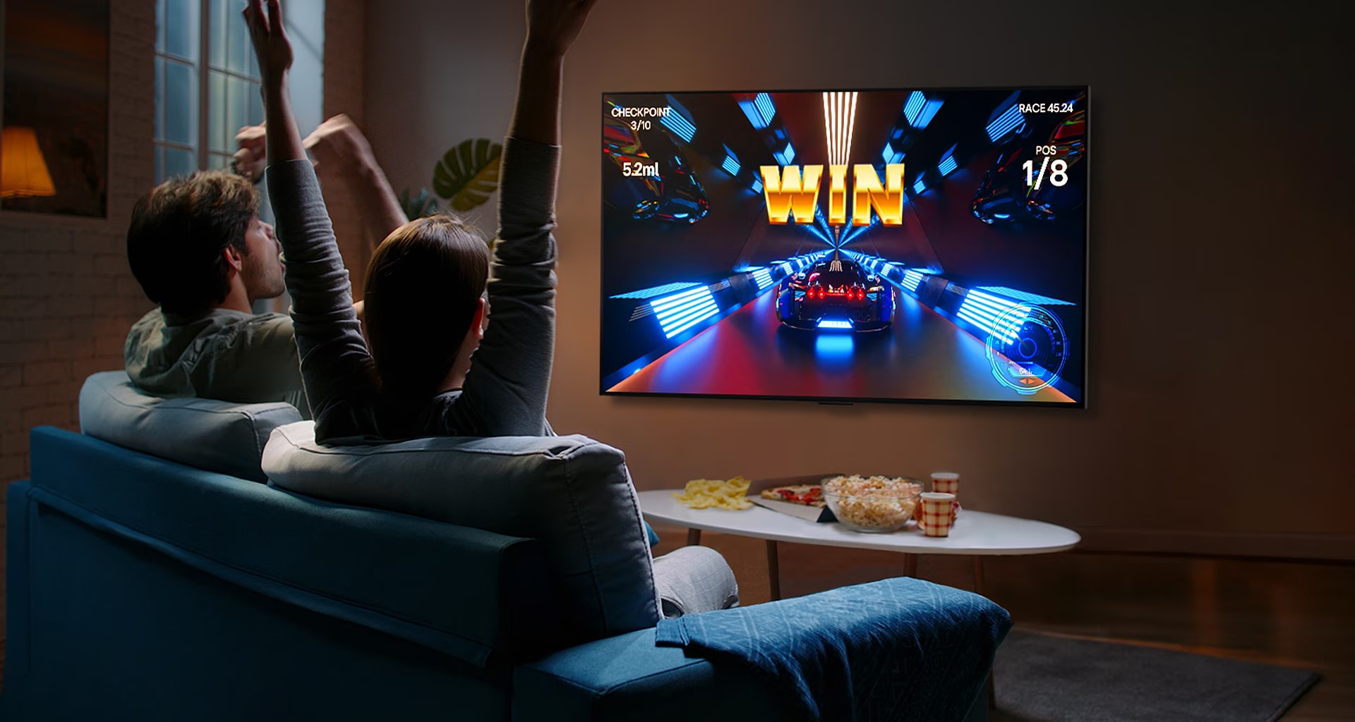 人們用控制器在 LG OLED 電視上玩遊戲