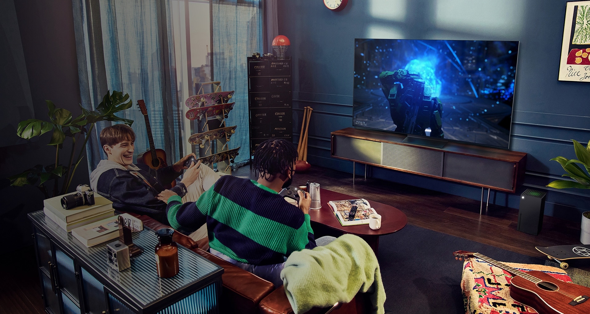 Pessoas jogam com um controle na TV LG OLED