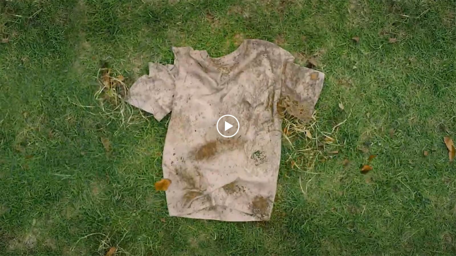 Thumbnail image of the video that dirty and deformed t-shirt is on the grouMiniatura filmu, na którym brudna i zdeformowana koszulka le?y na ziemi.