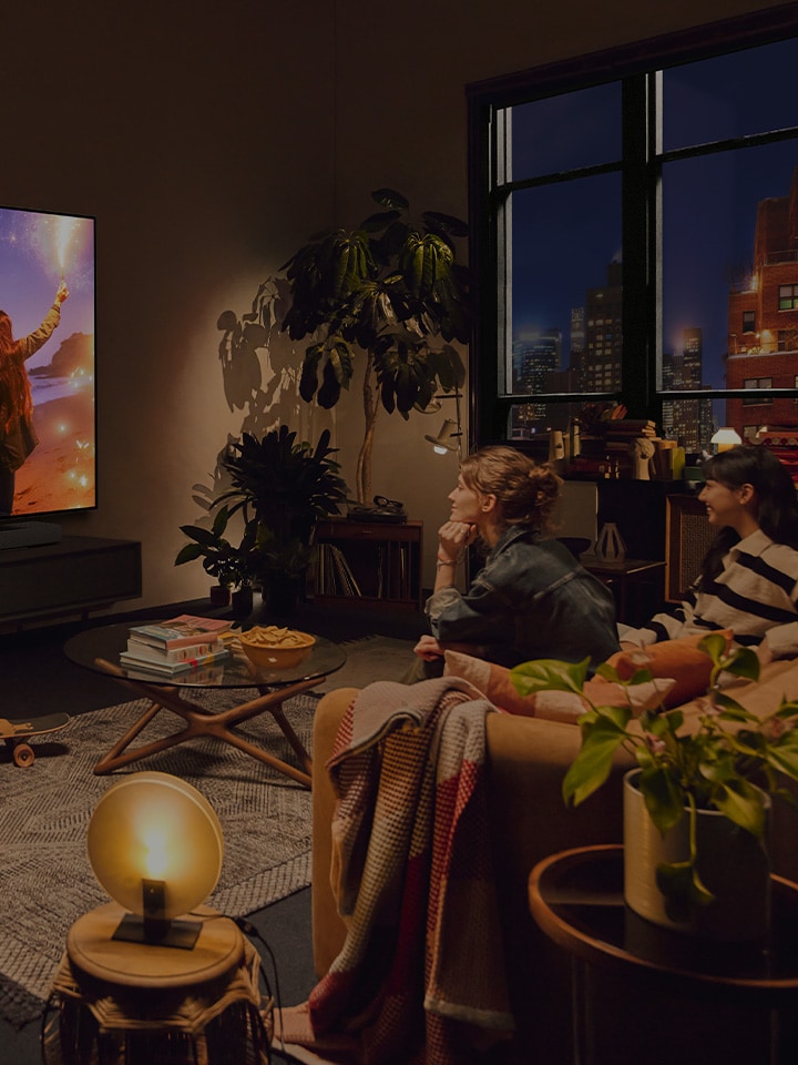 Ett st?mningsfullt vardagsrum med en LG TV p? v?ggen. 