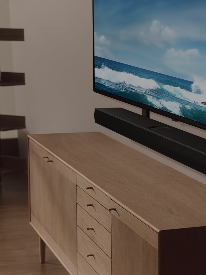 Ett st?mningsfullt vardagsrum med en LG TV p? v?ggen. 