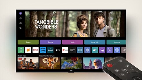 P? en LG OLED TV-sk?rm ?r webOS 25-startsidan fylld med appar och underh?llningsinneh?ll. Vid TV:n finns den LG AI Magic Remote, och AI-knappen ?r markerad som om den har aktiverats av anv?ndarens r?st. En talbubbla ?r bredvid den och byter till mitt konto.