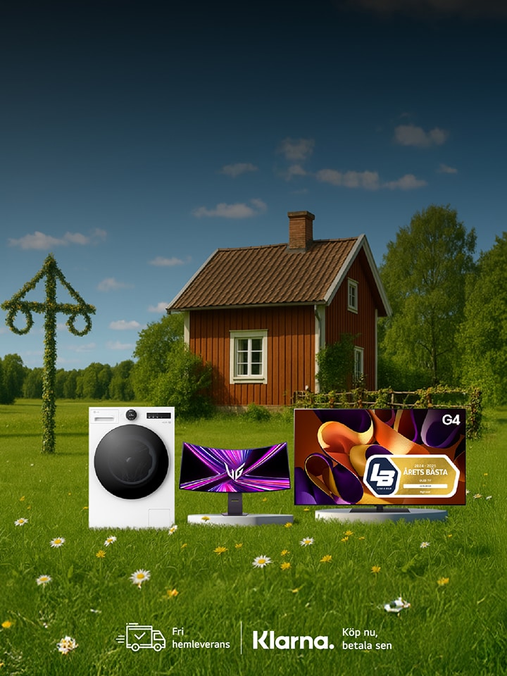 Bild av en traditionell svensk midsommarscen utomhus, r?tt hus med en traditionell midsommarst?ng p? en gr?s?ng – en vit tv?ttmaskin, en bildsk?rm och en OLED-TV finns med.