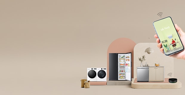 En illustration av ett modernt smart hem. Till v?nster syns en tv?ttmaskin och torktumlare, i mitten ett kylsk?p med ?ppen d?rr som visar inneh?llet, och till h?ger ett k?k med spis, fl?kt och v?xter p? v?ggen. I f?rgrunden till h?ger h?ller en hand i en smartphone med en app ?ppen som visar ikoner f?r smarta hem-enheter. Bakgrunden ?r i beige ton med minimalistisk design.