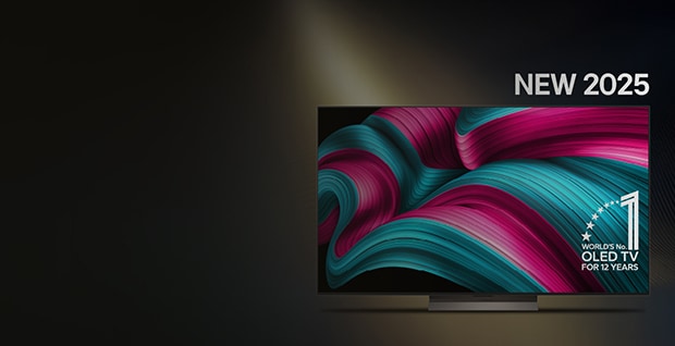 OLED-TV med soundbar och subwoofer mot svart och brun bakgrund.