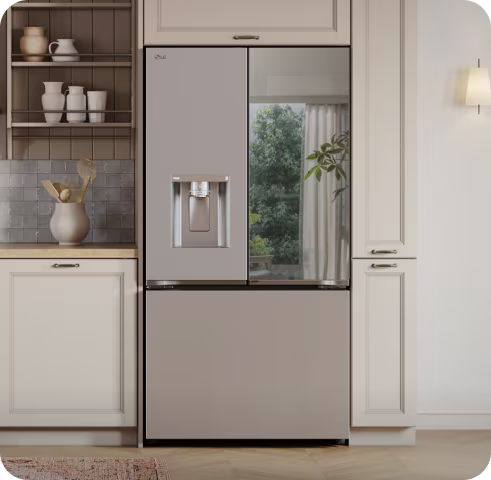LG InstaView 冰箱的右門像鏡子一樣反射風景，將風格與功能融為一體。
