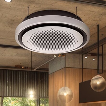 Uma cena onde o LG Round Cassette é instalado, harmonizando perfeitamente com a ilumina??o da loja.