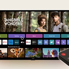 Die LG AI Magic Remote-Fernbedienung im Einsatz. Das ganze Szenario zeigt, wie einfach und komfortabel die AI Magic Remote ist. Die LG webOS-Startseite ist zu sehen, als ein Cursor erscheint und auf ein bestimmtes Vorschaubild geklickt wird, das den Bildschirm ausfüllt. Der AI Button auf der Fernbedienung wird dann hervorgehoben.