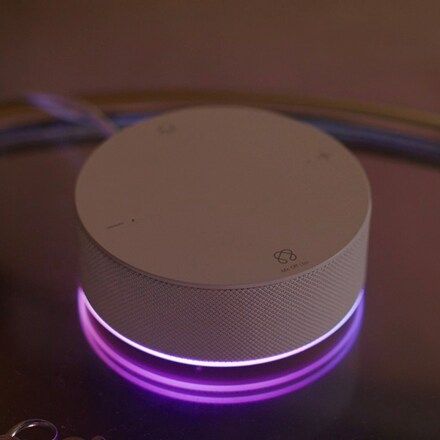Das wei?e ThinQ ON-Produkt auf dem Tisch strahlt violettes Licht aus.