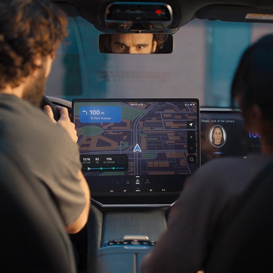 Eine Szene, in der LG AI das Ziel in einem Auto festlegt.