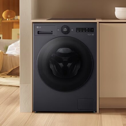 Eine schwarze LG Waschmaschine ist installiert und fügt sich nahtlos in den modernen Raum ein.