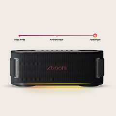 El LG xboom proyecta una luz amarilla, con las funciones AI Lighting, Voice Mode, Ambient Mode y AI Party Mode que se muestran sobre ella. LG xboom