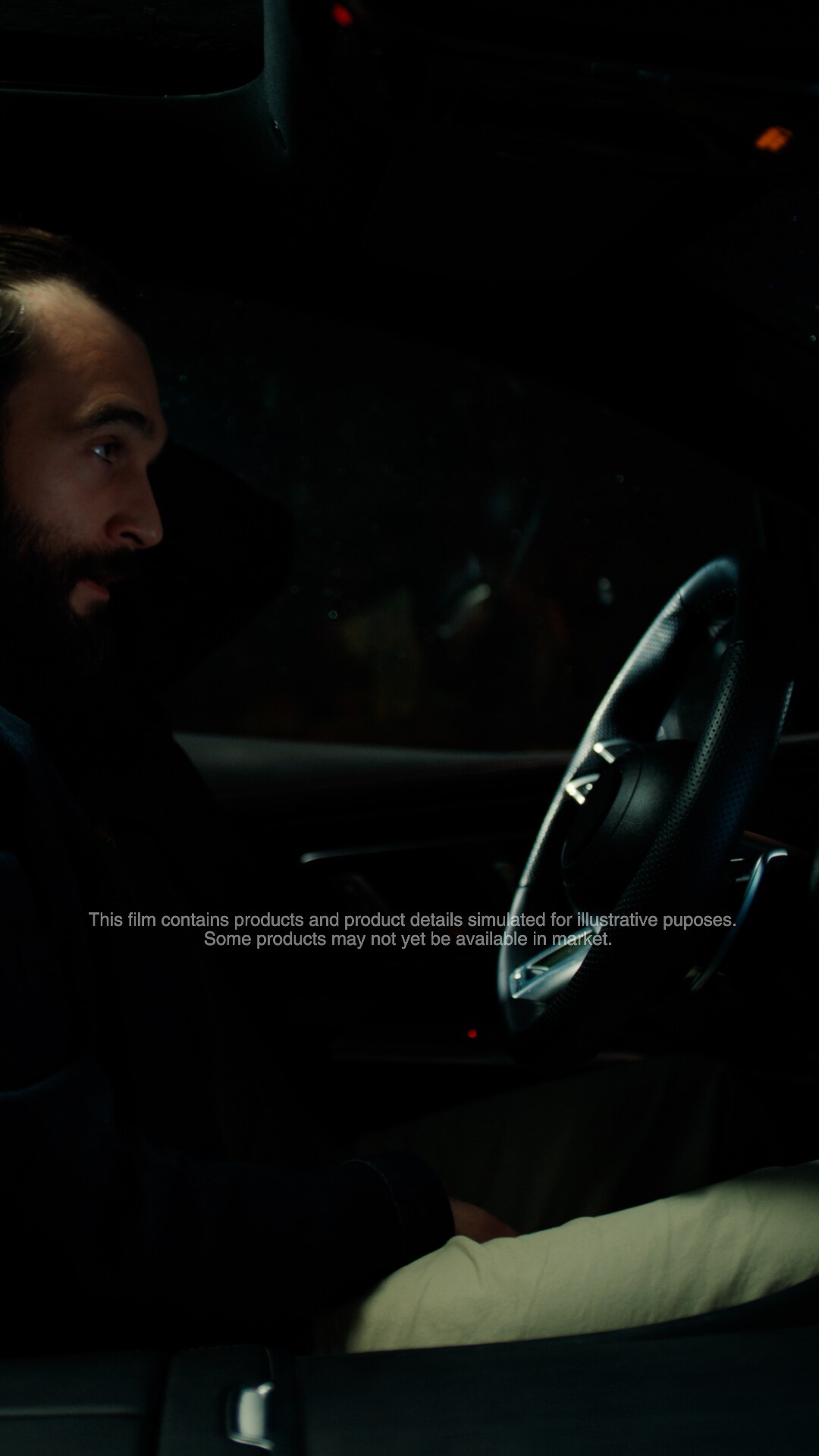 Un hombre está sentado en un coche y se siente triste. Cuando el dispositivo con inteligencia artificial de LG le muestra una foto familiar, el hombre sonríe.