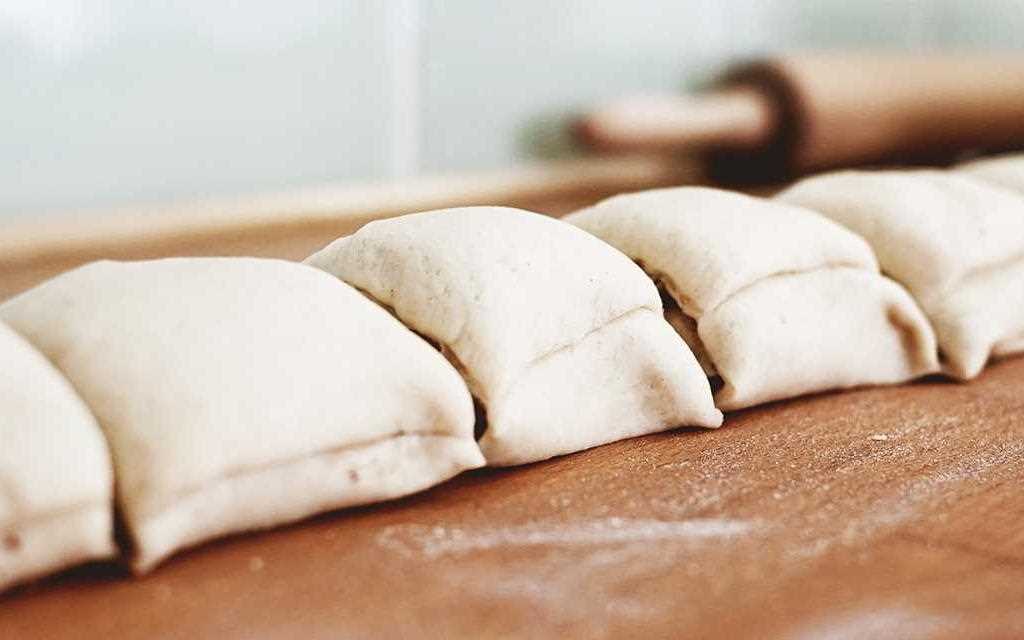 Der Teig kann jetzt im LG NeoChef Arbeitsplatten-Mikrowellenherd  gebacken zu werden.