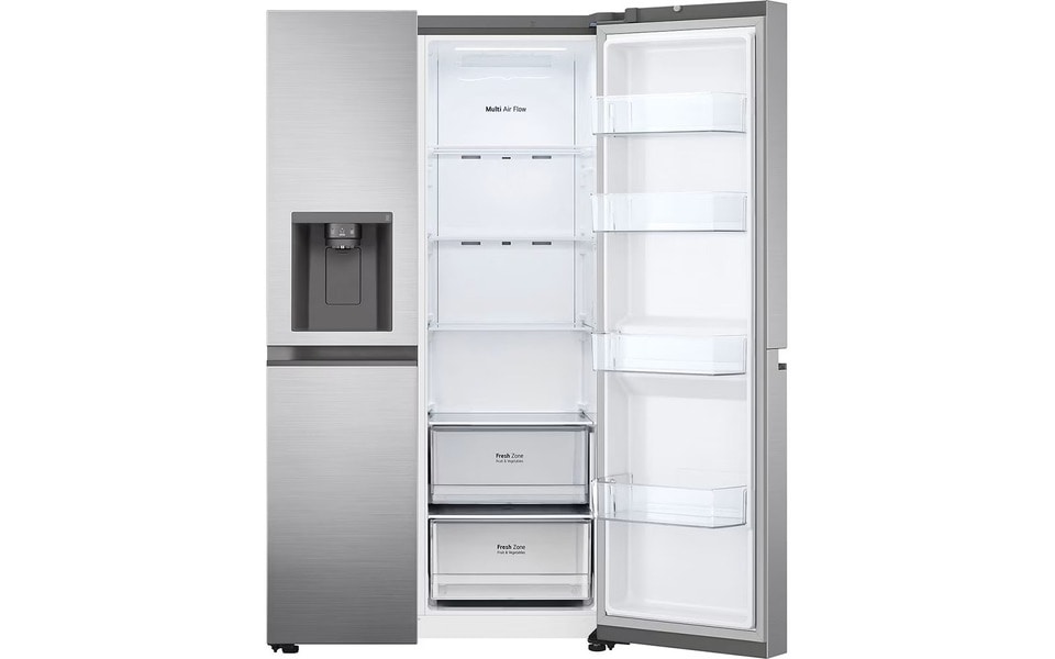 Offener Side-by-Side-Kühlschrank aus Edelstahl mit transparenten Regalen, Behältern und Schubladen mit der Aufschrift ?Fresh Zone“ an der rechten Tür. Auf der linken Seite befindet sich ein Wasser- und Eisspender in der Tür. Sauberes und gut organisiertes Inneres.