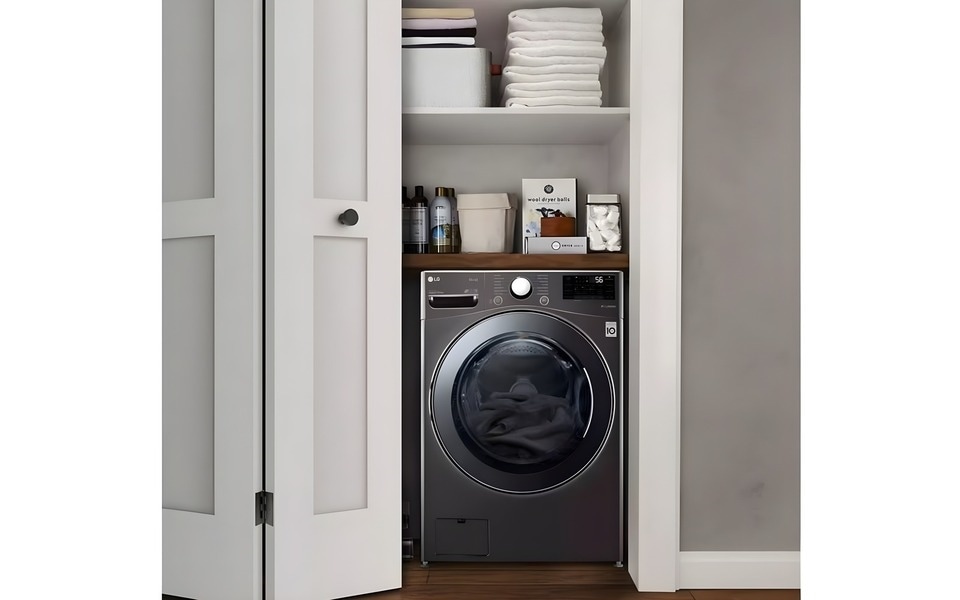 Kompaktwaschmaschine von LG, die ganz praktisch in einen Wandschrank passt.
