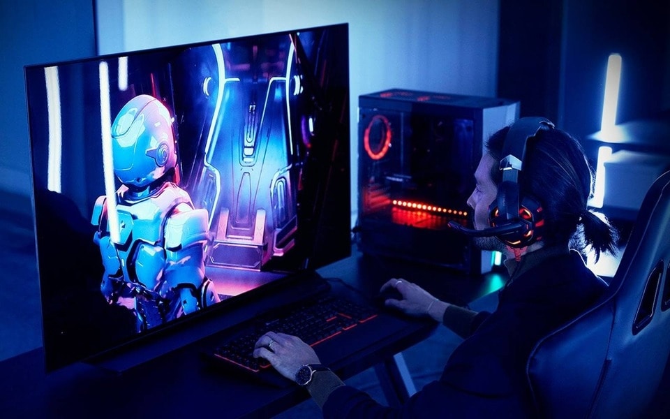 Welche Monitorgröße sich für Gaming eignet? Wenn du dich wie dieser junge Mann z.B. für den LG UltraGear?  Monitor mit 27 Zoll entscheidest, erlebst du immersives Gameplay wie nie zuvor.